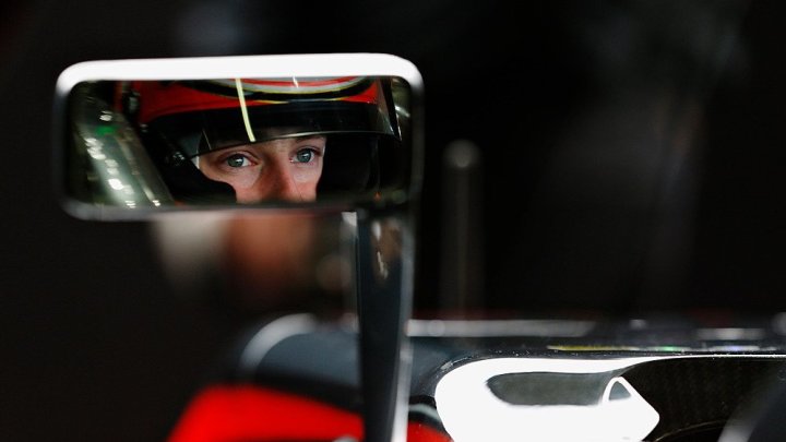 Stoffel Vandoorne v zrcátku svého McLarenu