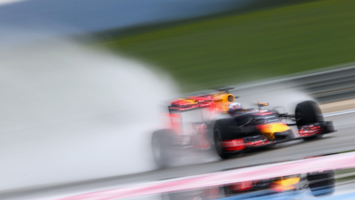 Daniel Riccirado při testech pneumatik do deště na trati Paul Ricard