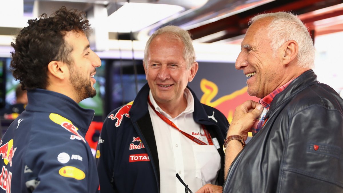 Daniel Ricciardo, Helmut Marko a Dietrich Mateschitz v Barceloně