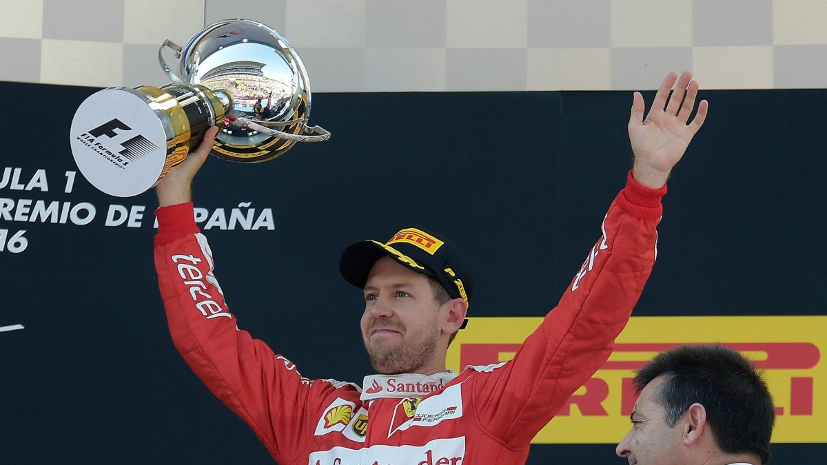 Sebastian Vettel na pódiu v Barceloně