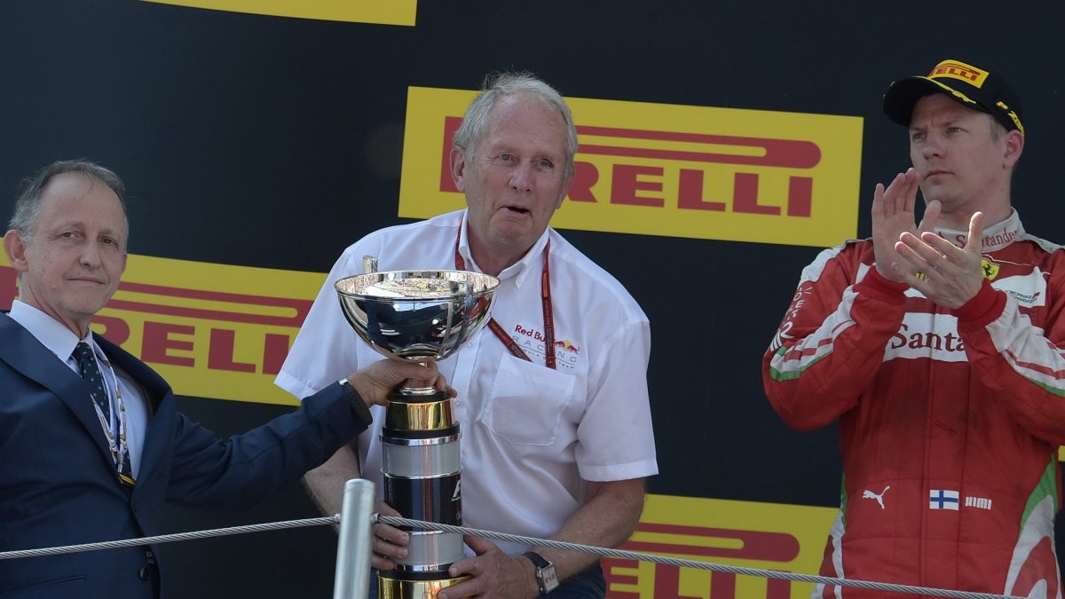Helmut Marko přebírá trofej na pódiu v Barceloně