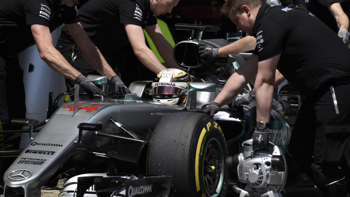 Lewis Hamilton při kvalifikaci v Barceloně