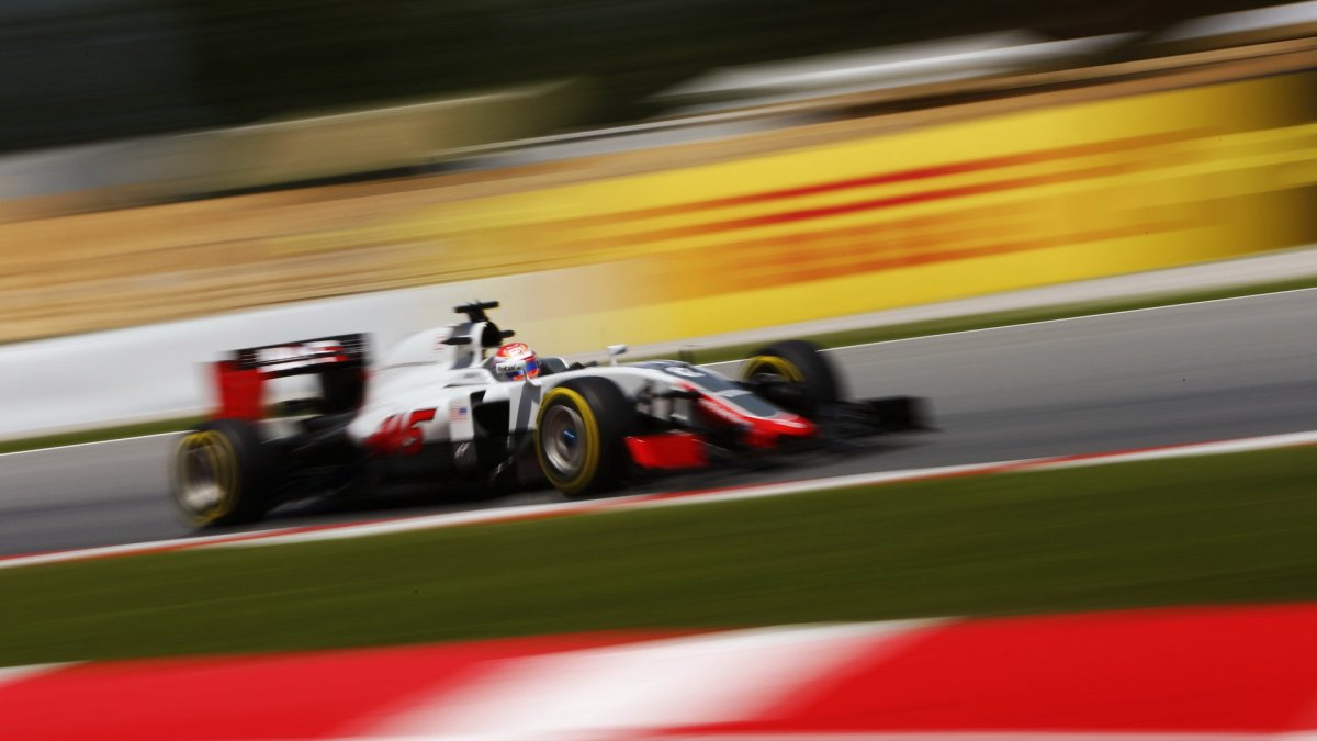 Romain Grosjean s Haasem VF-16 v Barceloně
