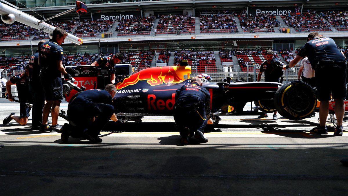 Max Verstappen při kvalifikaci v Barceloně