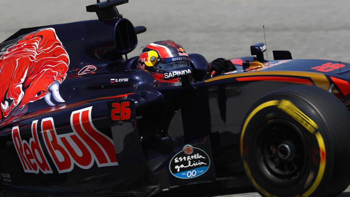 Daniil Kvjat při kvalifikaci v Barceloně
