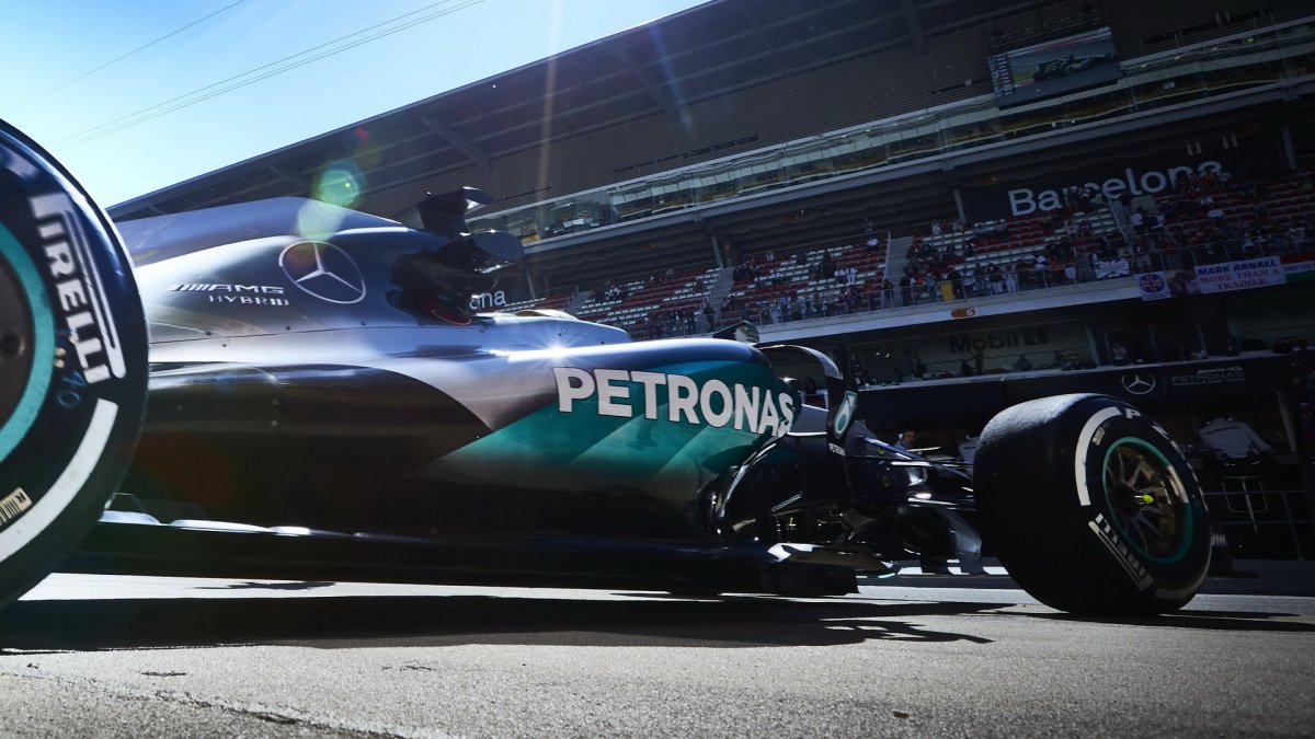 Lewis Hamilton při tréninku v Barceloně