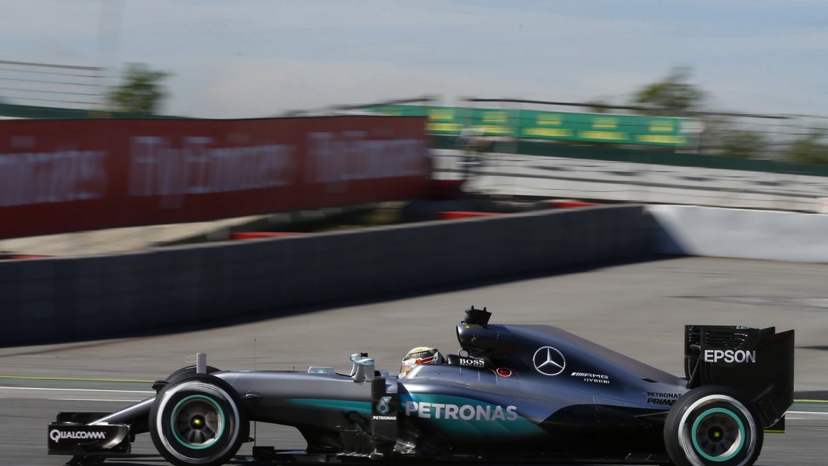 Lewis Hamilton při tréninku v Barceloně