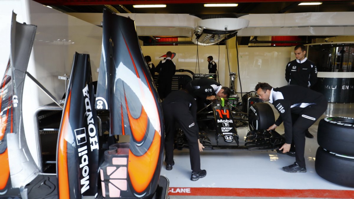 Tým McLaren při tréninku v Barceloně