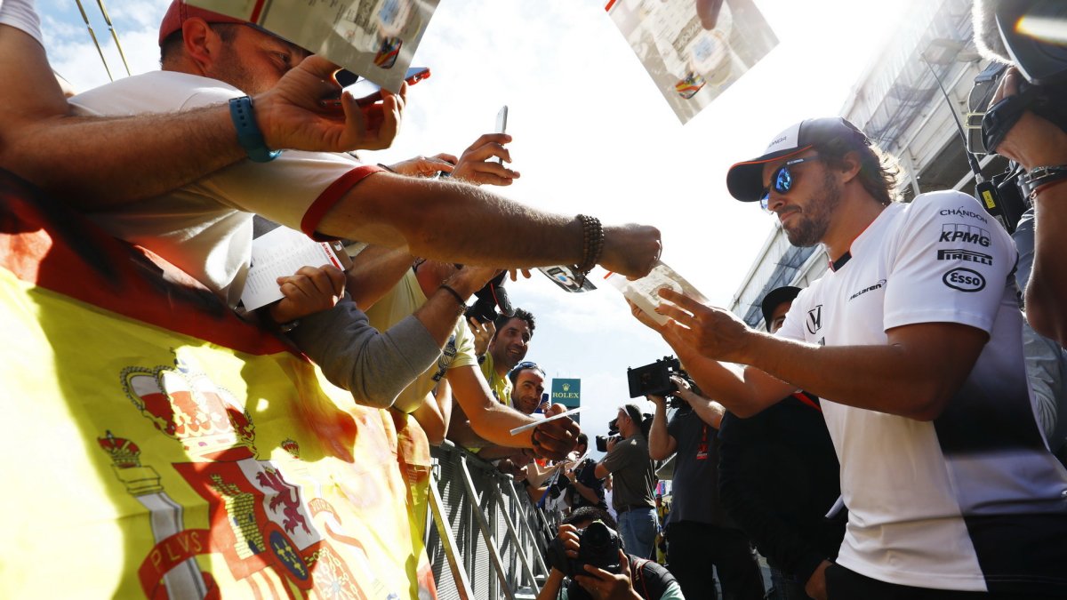 Fernando Alonso při autogramiádě v Barceloně
