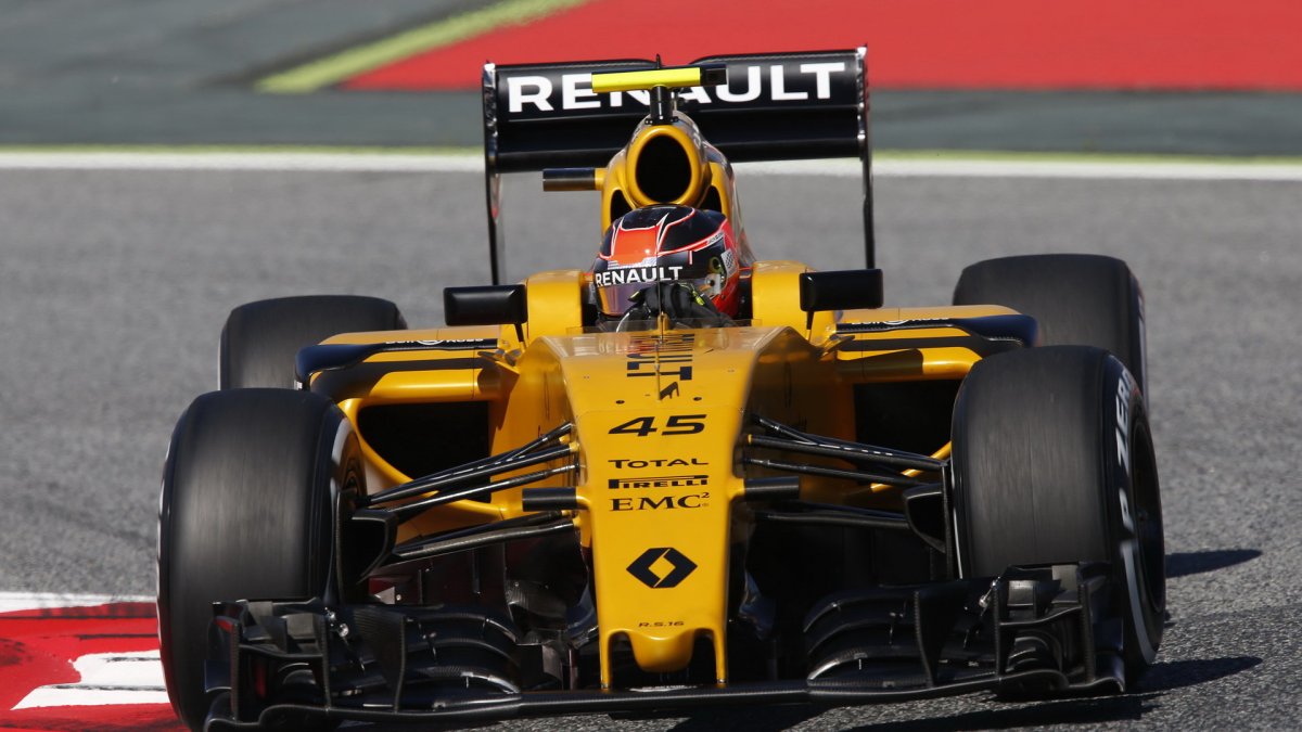 Esteban Ocon při tréninku v Barceloně