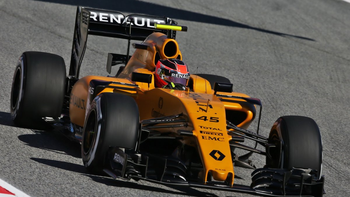 Esteban Ocon při tréninku v Barceloně