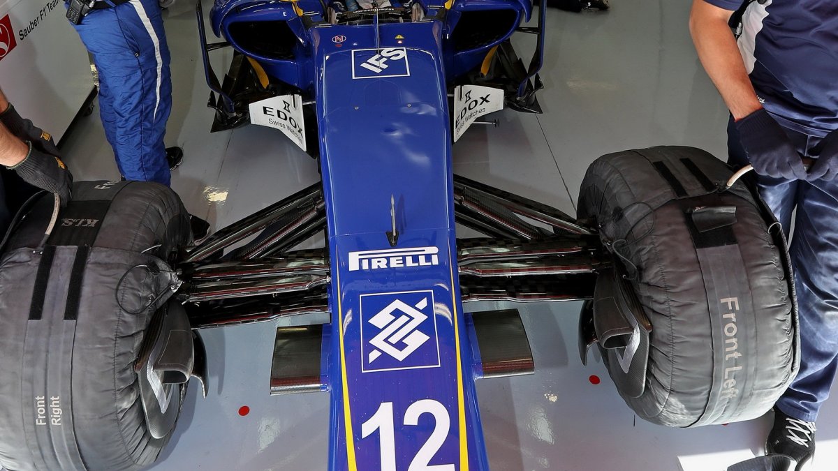 Přední zavěšení kol vozu Sauber C35 - Ferrari v Barceloně