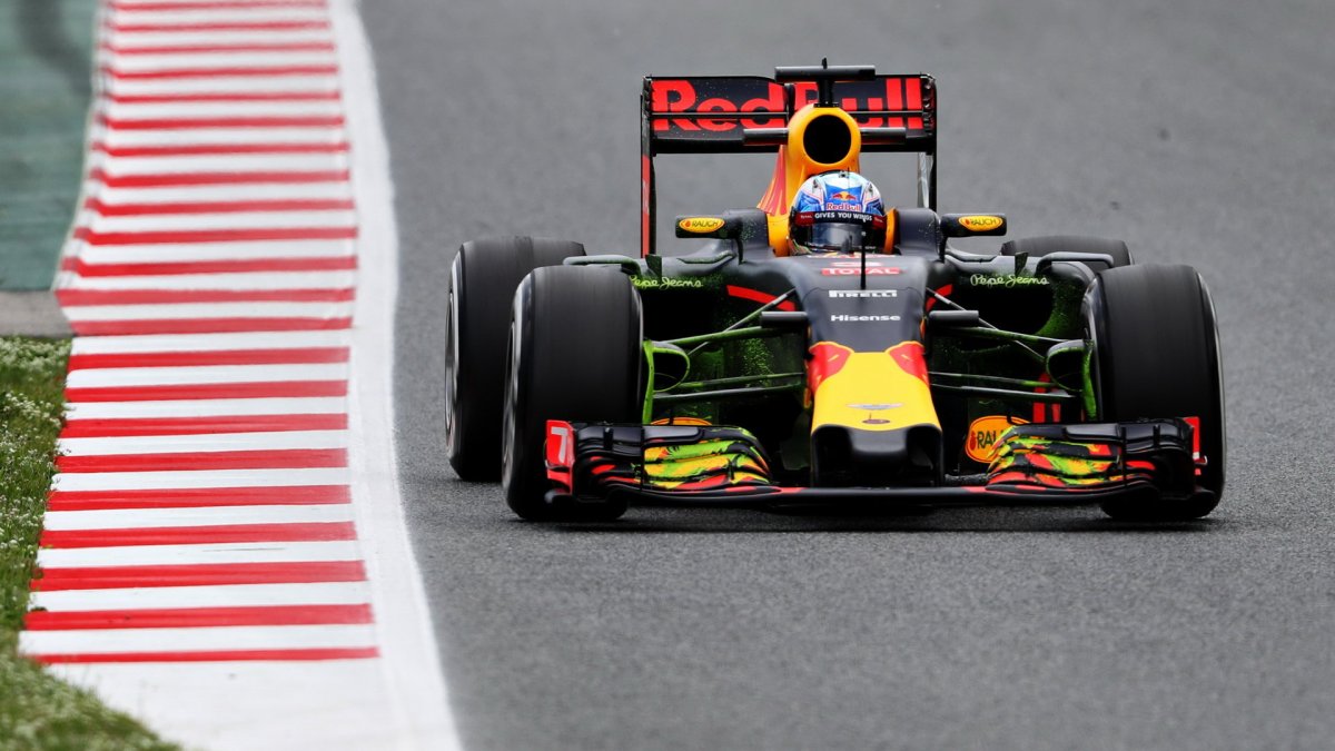 Daniel Ricciardo s flowisem při tréninku v Barceloně