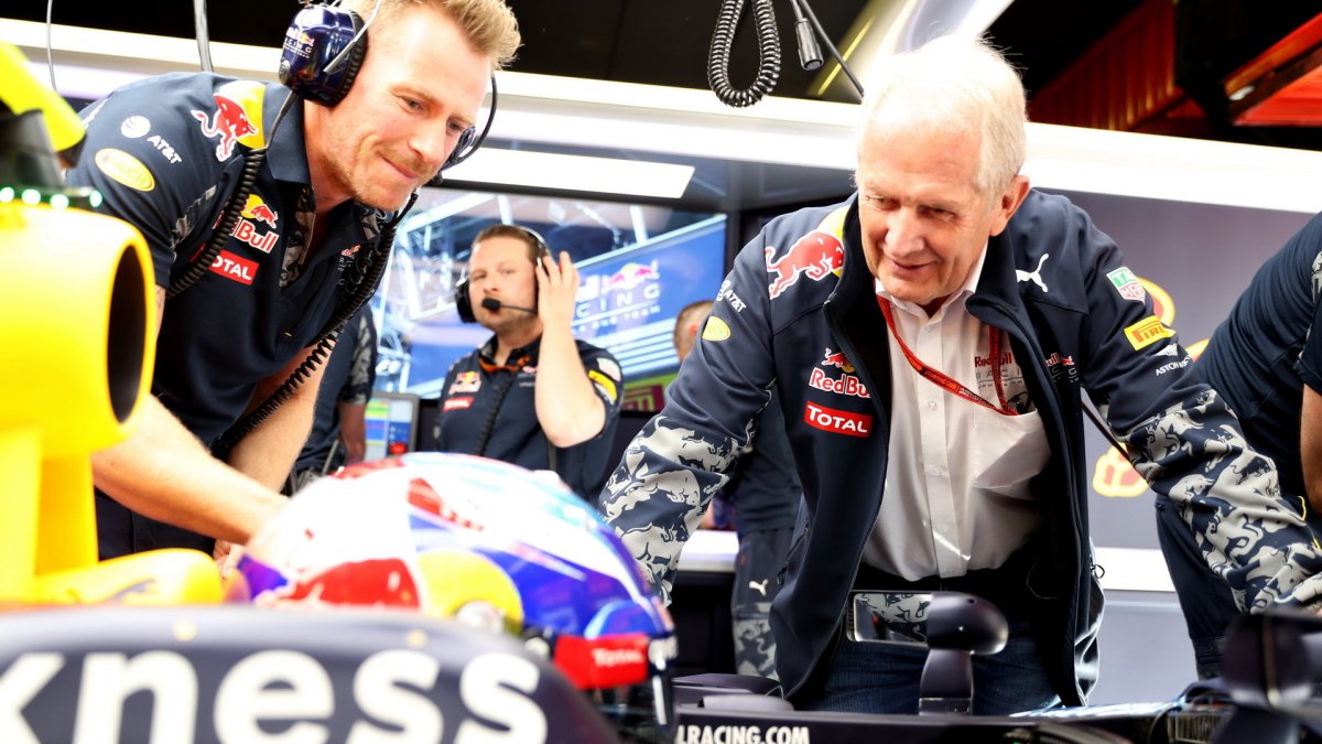 Max Verstappen a Helmut Marko při tréninku v Barceloně