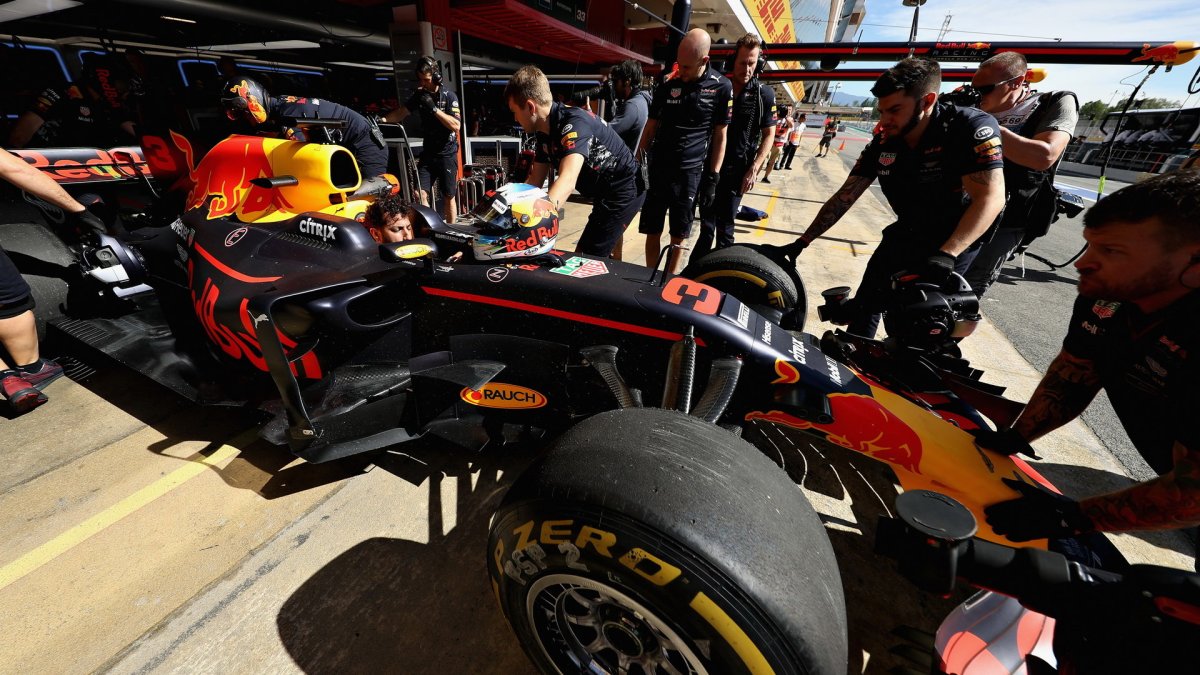 Daniel RIcciardo při tréninku v Barceloně