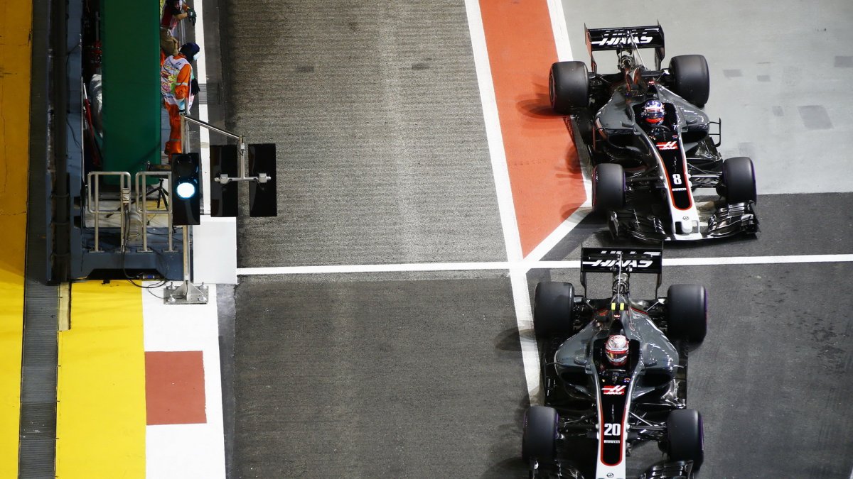 Kevin Magnussen a Romain Grosjean v závodě v Singapuru
