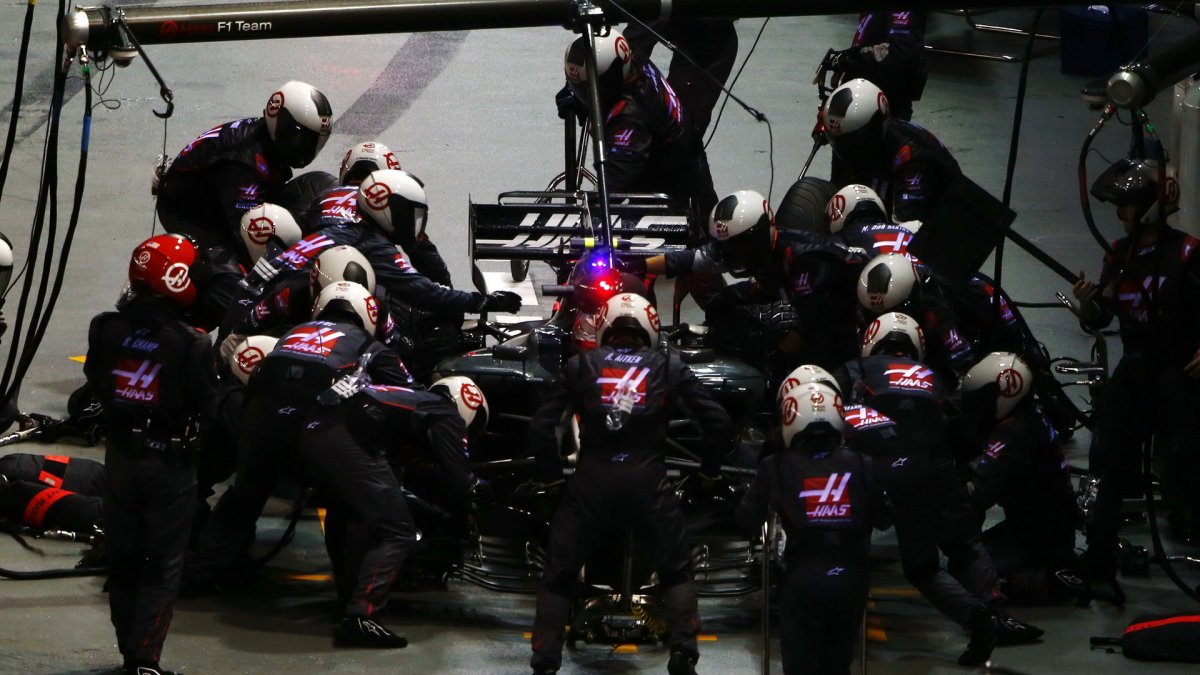 Kevin Magnussen v závodě v Singapuru