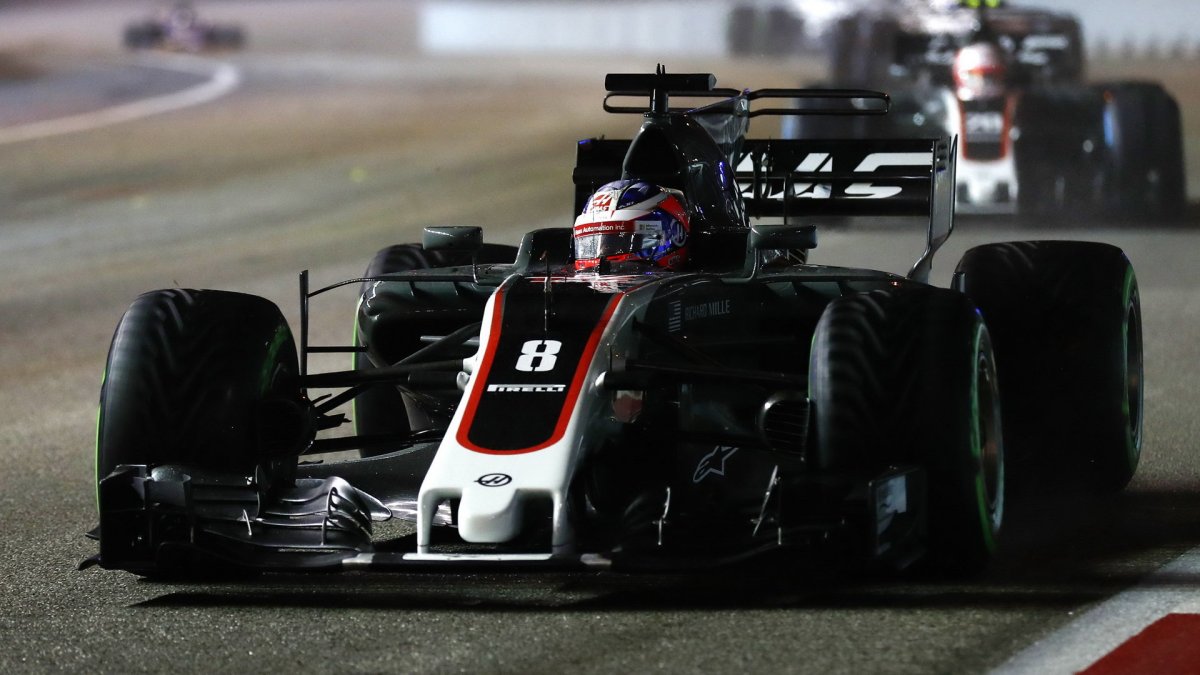 Romain Grosjean v závodě v Singapuru