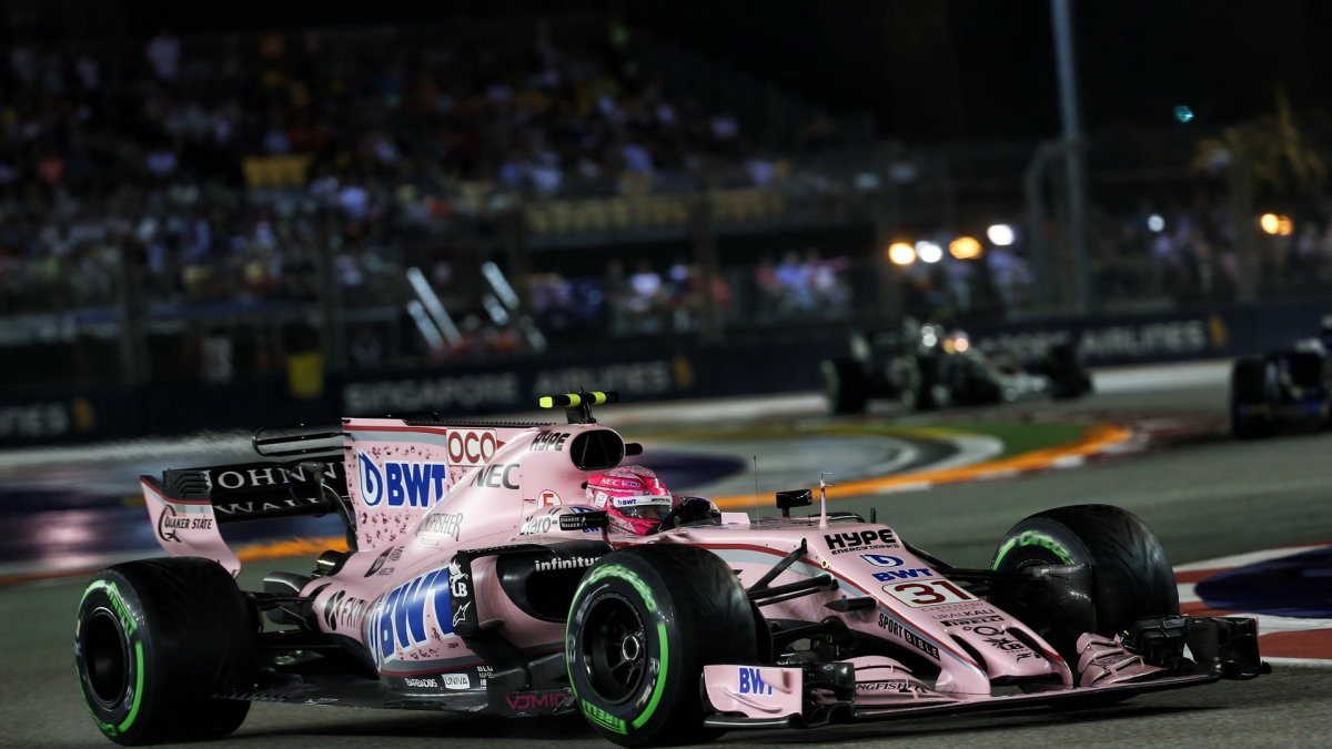 Esteban Ocon v závodě v Singapuru