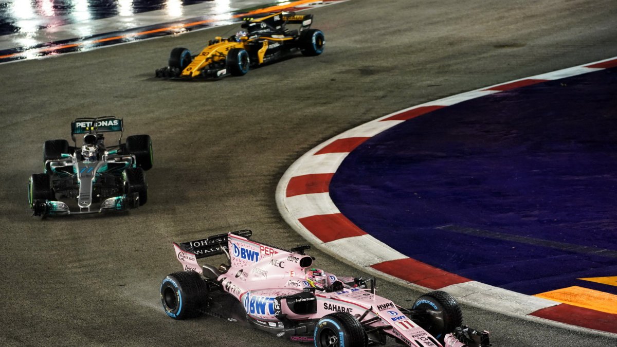 Sergio Pérez a Valtteri Bottas v závodě v Singapuru