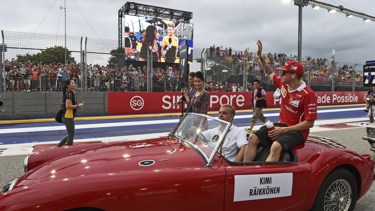 Kimi Räikkönen při prezentaci před závodem v Singapuru