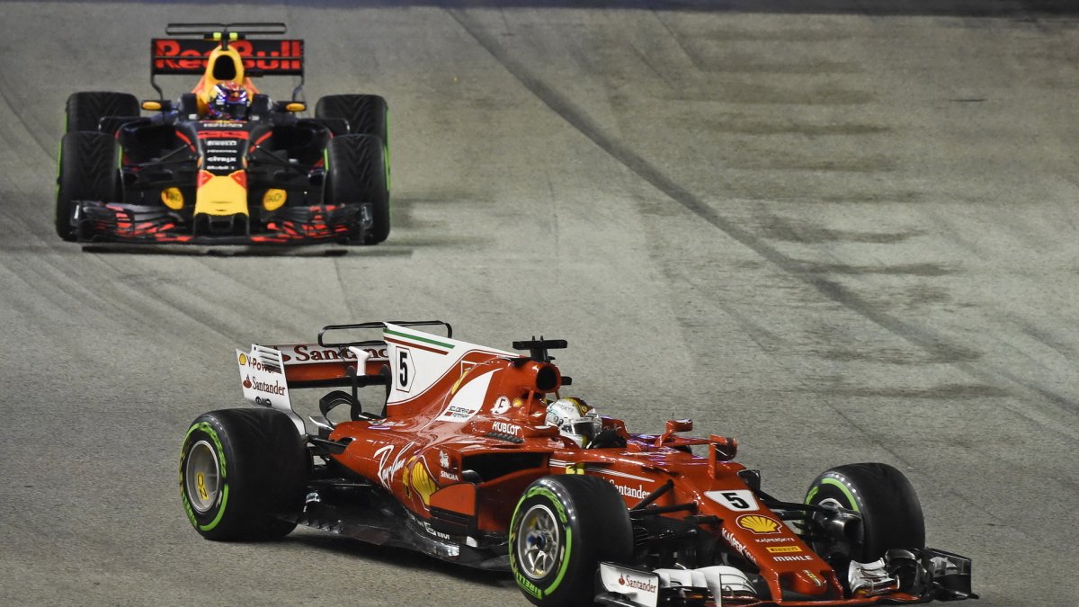 Sebastian Vettel a Max Verstappen v zaváděcím kole před závodem v Singapuru