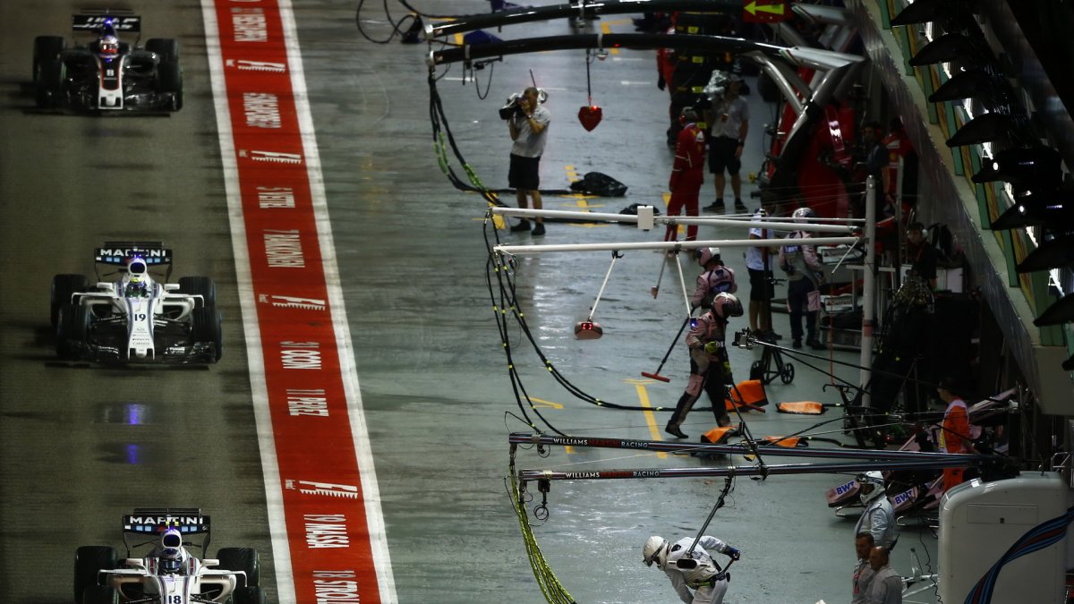 Lance Stroll a Felipe Massa v závodě v Singapuru