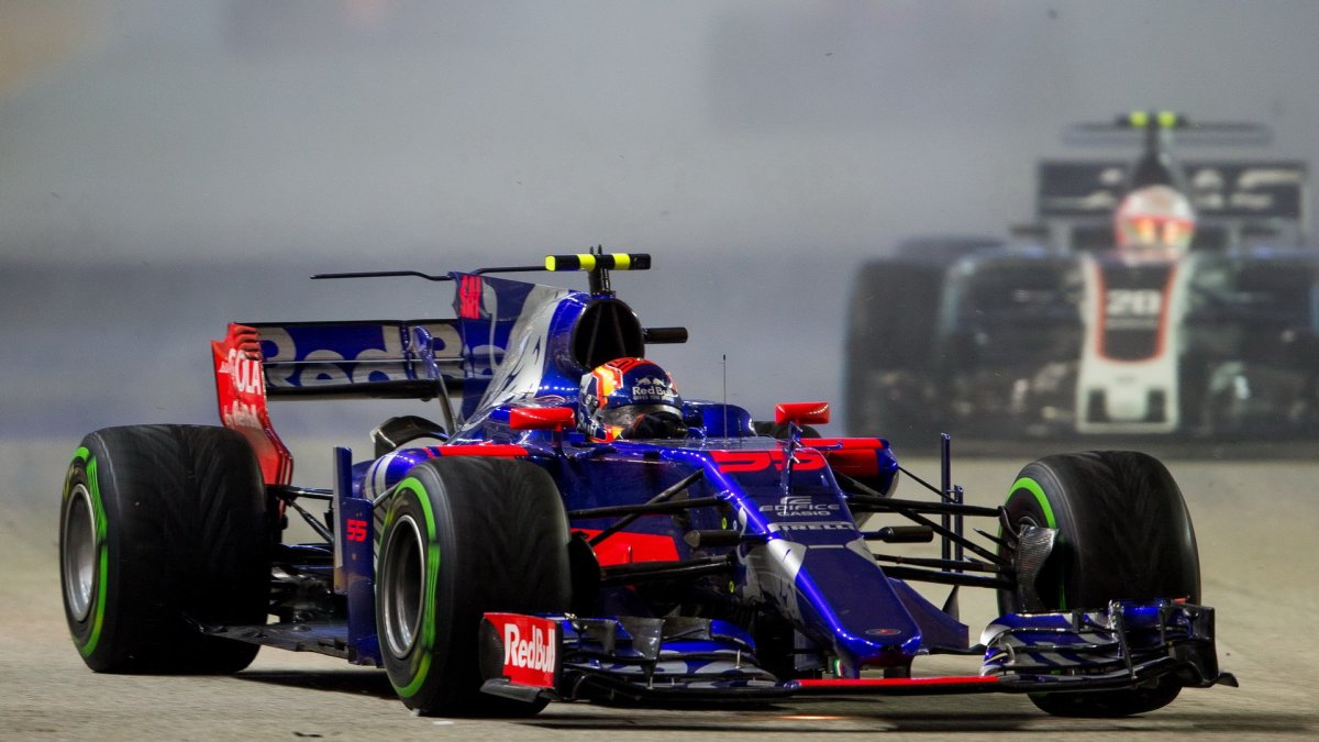 Carlos Sainz v závodě v Singapuru