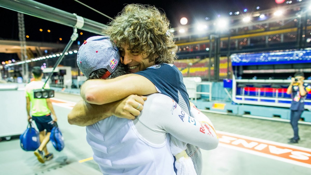 Carlos Sainz a Marco Matassa se radují z čtvrté příčky v závodě v Singapuru