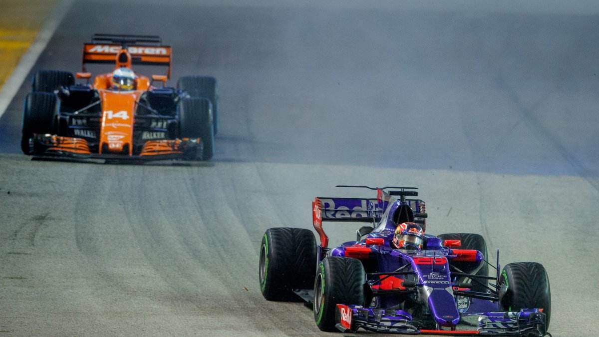 Daniil Kvjat a Fernando Alonso v závodě v Singapuru