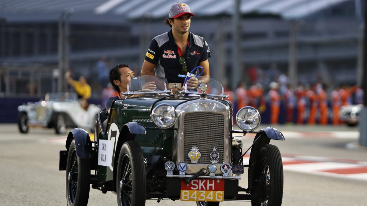 Carlos Sainz při prezentaci před závodem v Singapuru