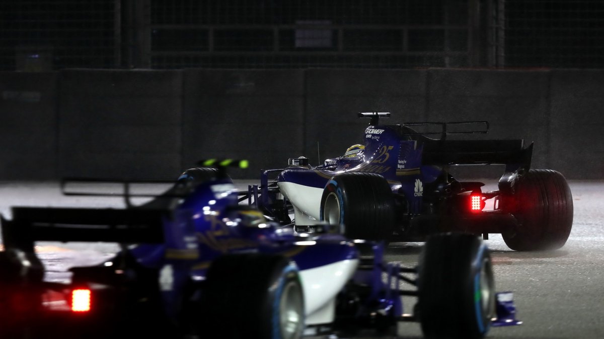 Pascal Wehrlein a Marcus Ericcson v závodě v Singapuru