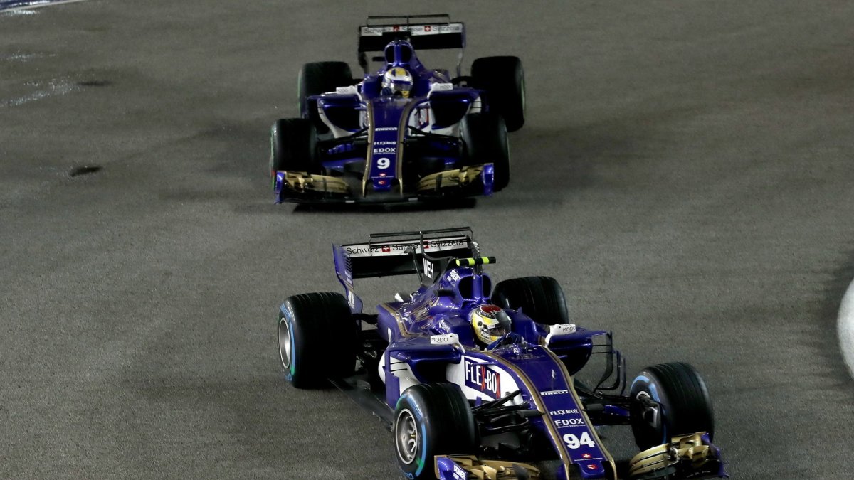 Pascal Wehrlein a Marcus Ericcson v závodě v Singapuru