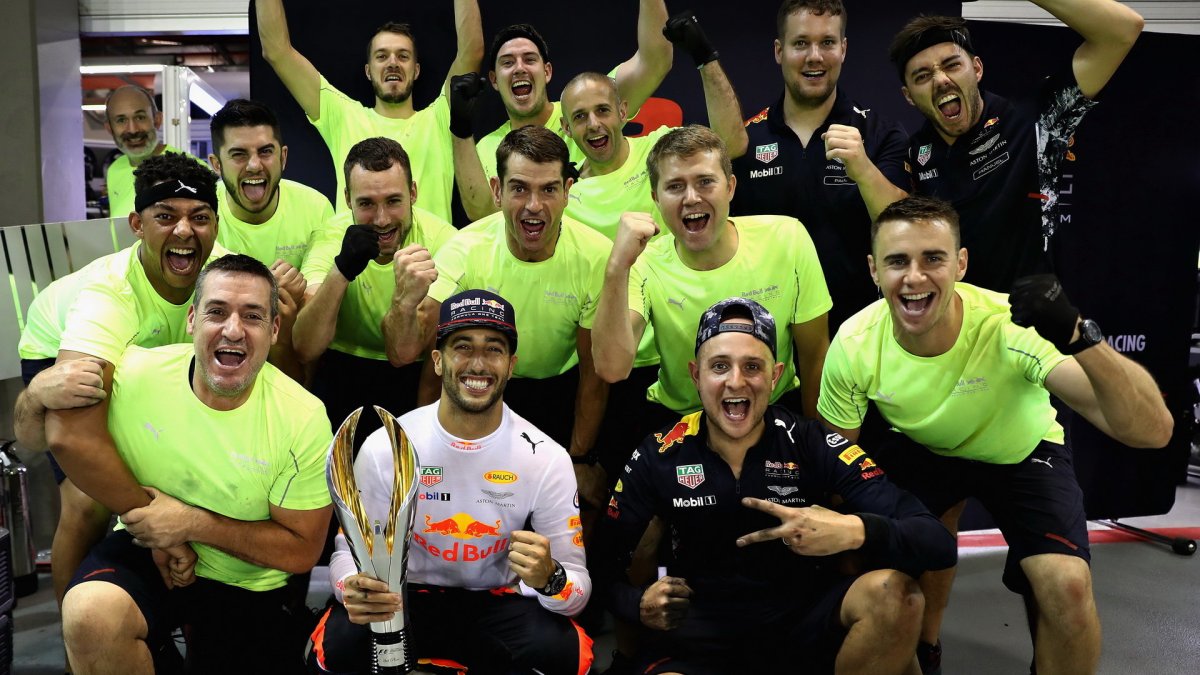 Daniel Ricciardo se svými mechaniky po závodě v Singapuru