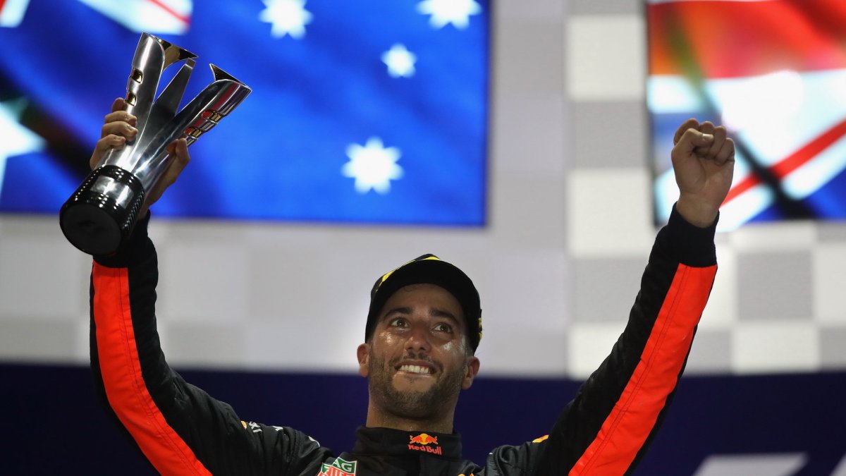 Daniel Ricciardo na pódiu se svou trofejí po závodě v Singapuru