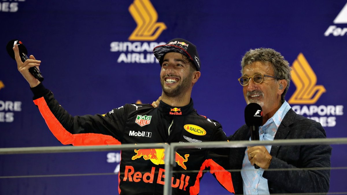 Daniel Ricciardo na pódiu v rozhovoru s Eddie Jordanem v Singapuru