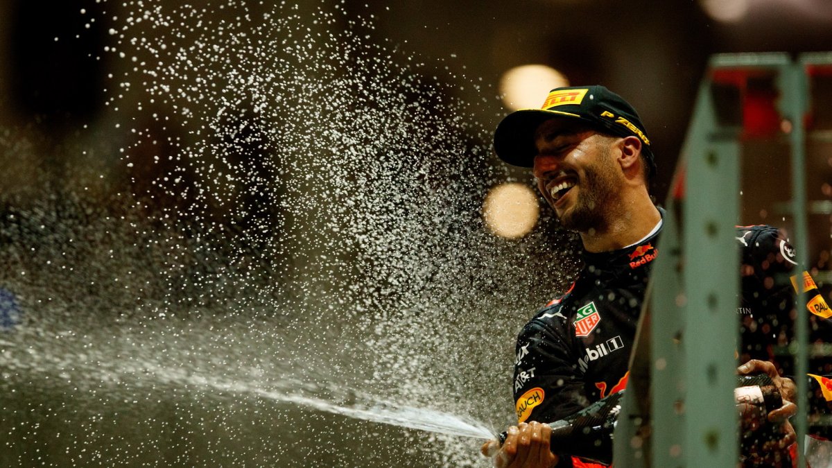 Daniel Ricciardo na pódiu po závodě v Singapuru