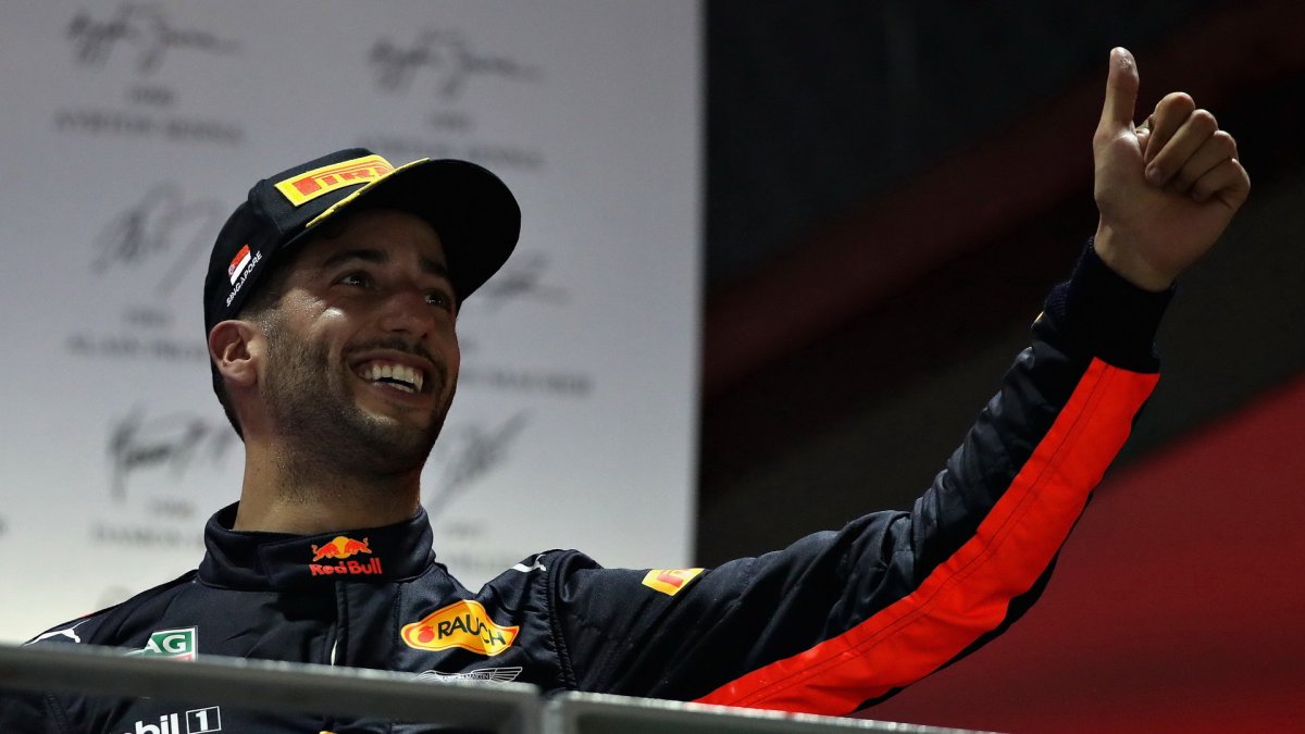Daniel Ricciardo na pódiu po závodě v Singapuru