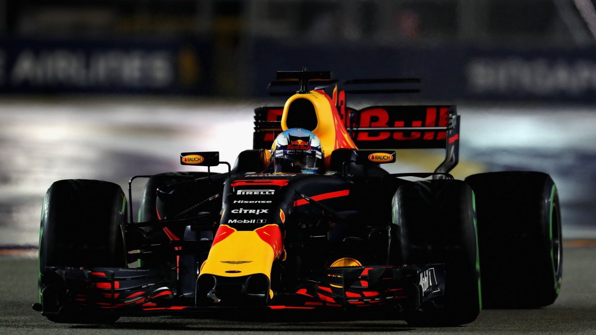 Daniel Ricciardo v závodě v Singapuru