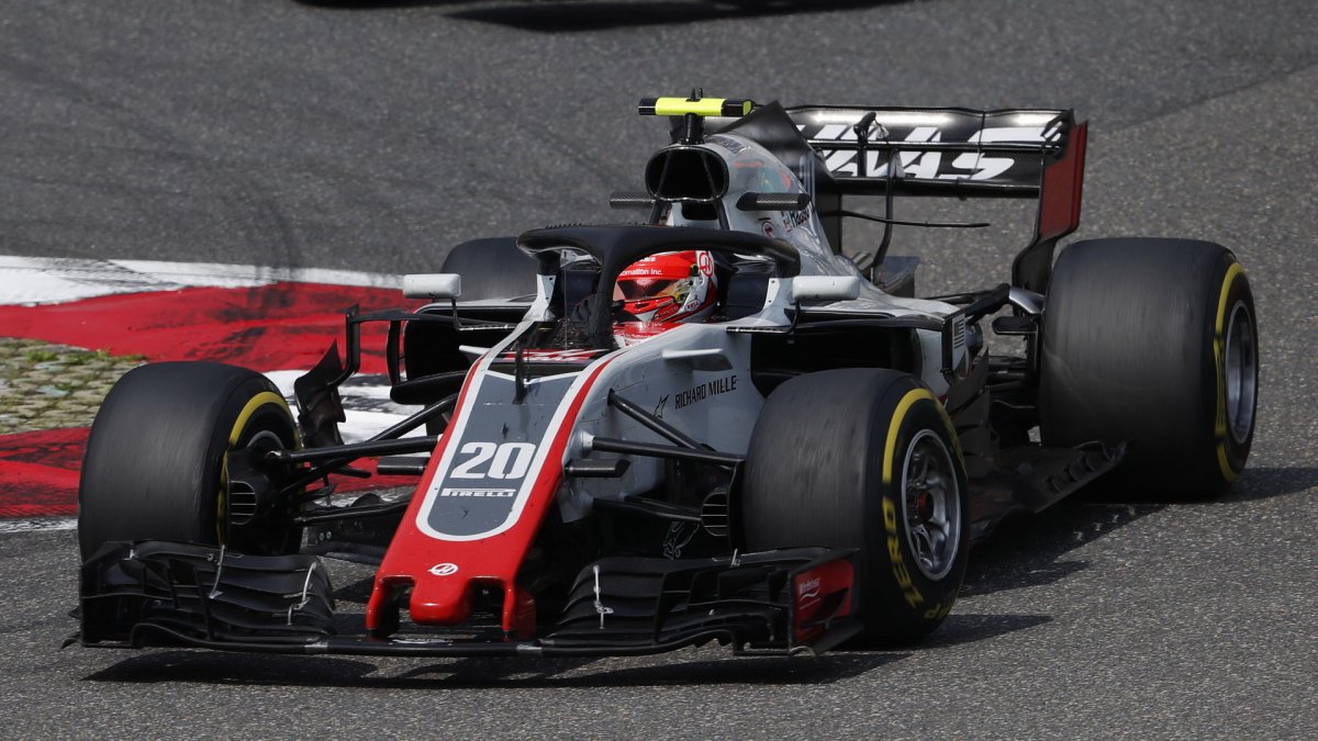 Kevin Magnussen v závodě v Číně