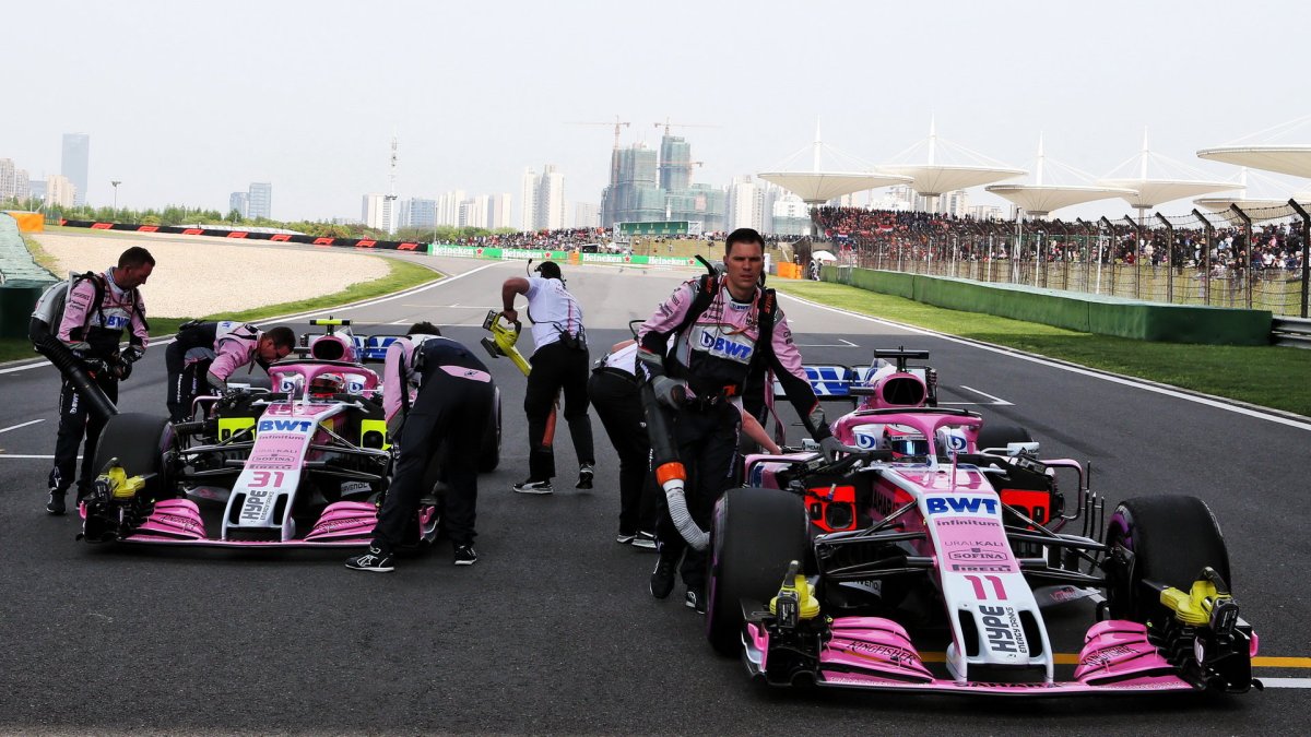 Sergio Pérez a Esteban Ocon před závodem v Číně