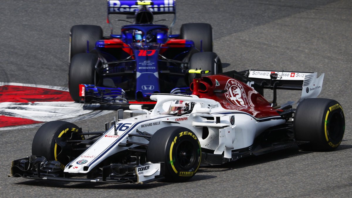 Charles Leclerc a Pierre Gasly v závodě v Číně