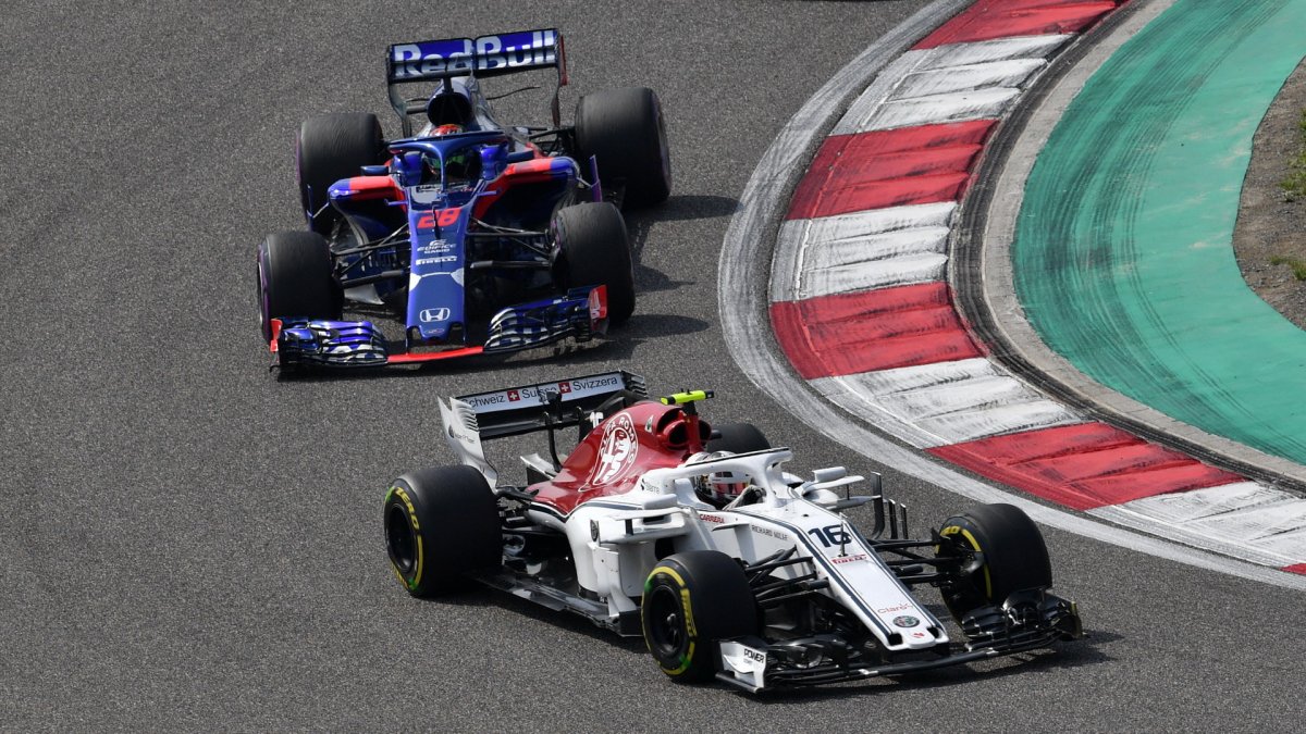 Charles Leclerc a Brendon Hartley v závodě v Číně