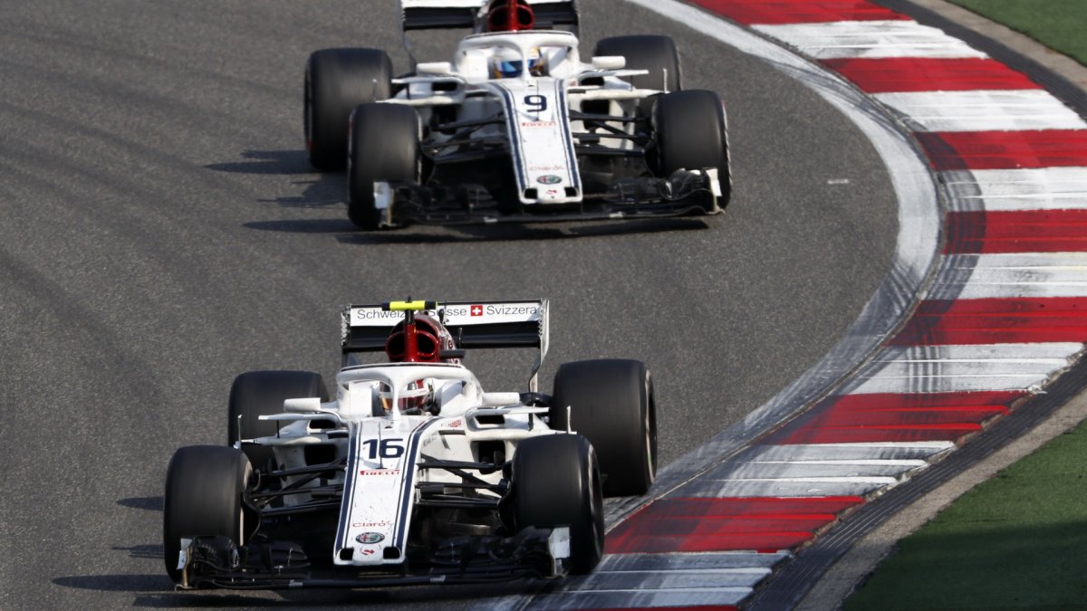 Charles Leclerc a Marcus Ericsson v závodě v Číně