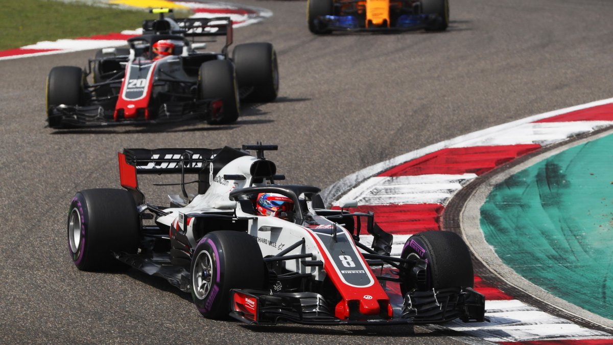 Romain Grosjean a Kevin Magnussen v závodě v Číně