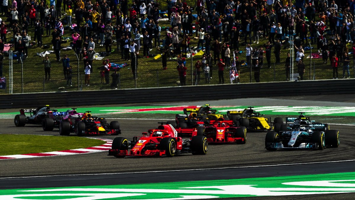 Sebastian Vettel, Kimi Räikkönen a Valtteri Bottas po startu závodu v Číně