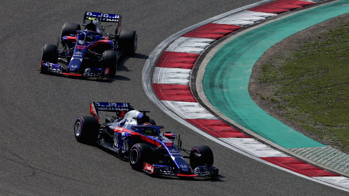Brendon Hartley a Pierre Gasly v závodě v Číně