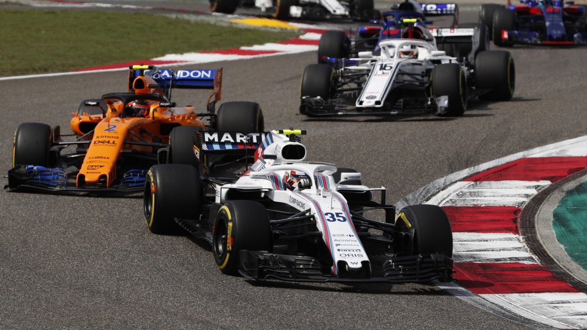 Sergej Sirotkin a Stoffel Vandoorne v závodě v Číně