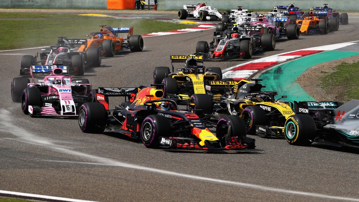 Daniel Ricciardo a Sergio Pérez při startu v závodě v Číně