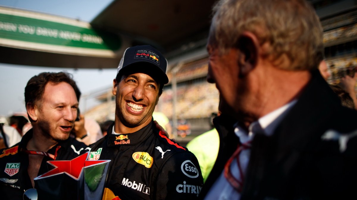 Daniel Ricciardo se raduje z vítězství po závodě v Číně